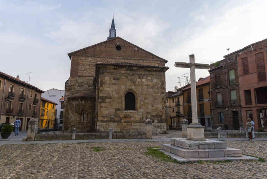 León 055 - iglesia de Nuestra Señora del Mercado.jpg